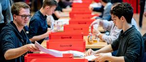Helfer sortieren die Stimmzettel für die Abstimmung zum SPD-Vorsitz im Willy-Brandt-Haus.