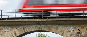 Ein Regionalexpress fährt über die älteste noch in Betrieb befindliche Eisenbahnbrücke Deutschlands bei Wurzen. Die Brücke wird seit 1838 befahren. 