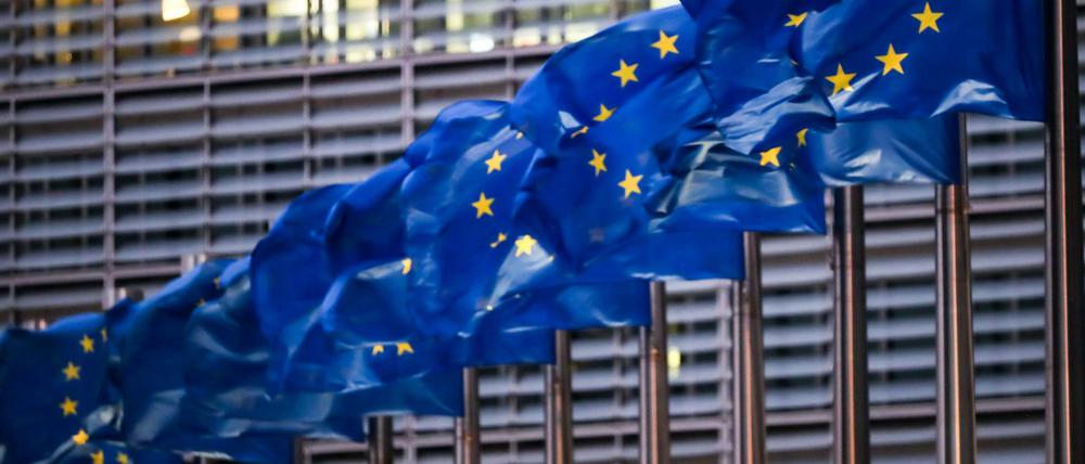 Europaflaggen wehen vor dem Sitz der EU-Kommission.