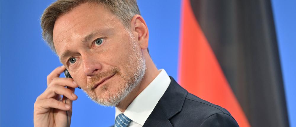 Christian Lindner (FDP), Bundesfinanzminister, nimmt an der Pressekonferenz beim Treffen der Finanzminister Polens, Deutschlands und Frankreichs im Format des Weimarer Dreiecks im Schloss Ettersburg teil.
