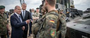 Bundeskanzler Olaf Scholz, hier beim Besuch von Bundeswehrsoldaten an der Nato-Ostflanke in Litauen. 