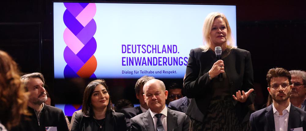 Innenministerin Nancy Faeser redet bei der Autaktveranstaltungsreihe Einwanderungsland Deutschland. Auch Bundeskanzler Olaf Scholz war dabei.