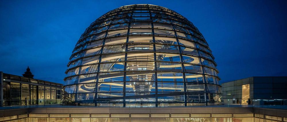 Das Reichstaggebäude mit gläserner Kuppel