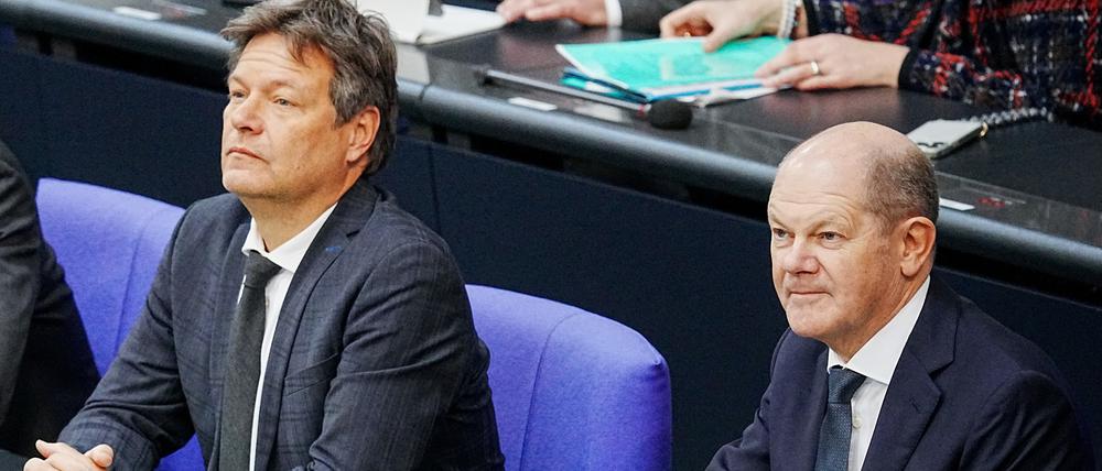 Am Tag danach: Bundeskanzler Olaf Scholz (SPD),  Wirtschaftsminister Robert Habeck (grüne) und Finanzminister Christian Lindner (FDP) am, Mittwoch im Bundestag.
