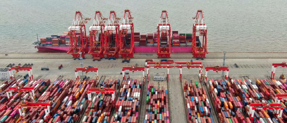 Entkopplung von China liegt nicht in deutschem Interesse. Containerhafen in Shanghai. 