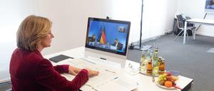 Malu Dreyer (SPD), Ministerpräsidentin von Rheinland-Pfalz, sitzt vor Beginn der "Corona-Schalte" vor ihrem Monitor in der Staatskanzlei in Mainz. 