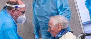 Die 92 Jahre alte Elfriede Smettons wird als eine der ersten Senioren in Mecklenburg-Vorpommern geimpft.