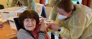 Im Seniorenheim «Haus am Schwanenberg» in Schwanewede erhält eine Bewohnerin eine Impfung gegen das Coronavirus.