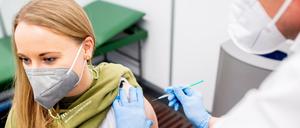Eine Erzieherin wird in Bremen gegen das Coronavirus geimpft.