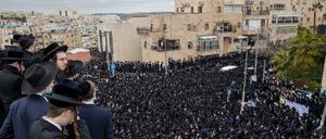 15 000 Strenggläubige versammelten sich zur Beerdigung eines Rabbis.
