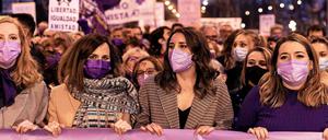 Sozialministerin Ione Belarra (mit Schal) und Frauenministerin Irene Montero (gemusterte Jacke) bei einer Demonstration für Frauenrechte in Madrid.