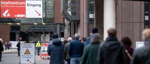Menschen warten am Ostersonntag vor einem Impfzentrum in Köln. 