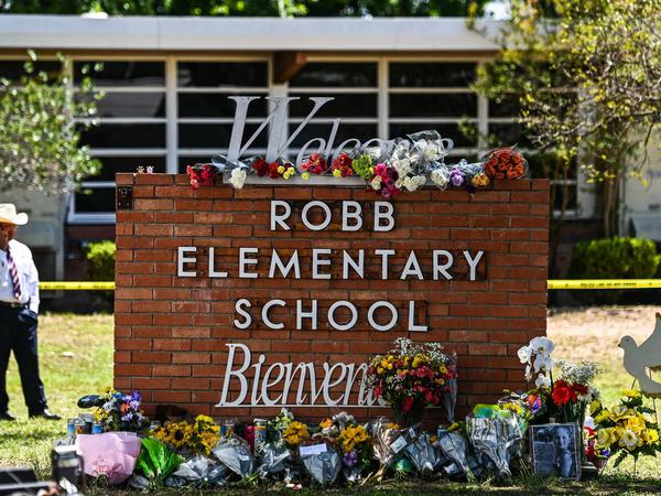 Gedenken am Tatort des Massakers an der Schule im texanischen Uvalde