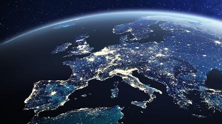 Europa bei Nacht aus dem All betrachtet 