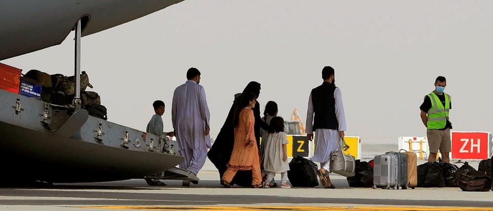 Evakuierte kommen in Dubai an. Für Khedir und seine Familie scheint die Ausreise noch in weiter Ferne zu liegen.
