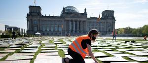 Die Aktivisten von Fridays for Future setzten zuletzt auf eine Kunstaktion vor dem Bundestag. 