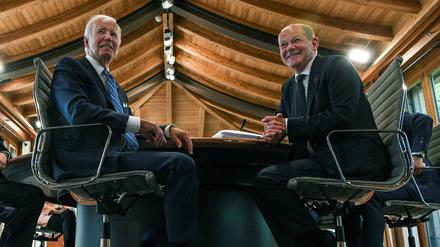Joe Biden und Olaf Scholz posieren für ein Foto während eines Arbeitsessens auf dem G7-Gipfel.