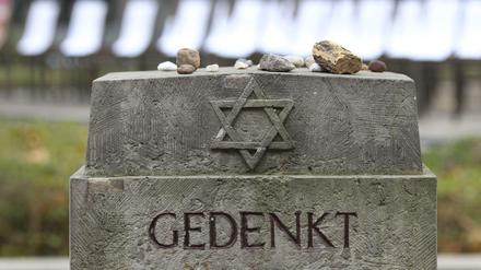 Stein des Gedenkens. Dieses Mahnmal erinnert an die frühere Synagoge in Leipzig.