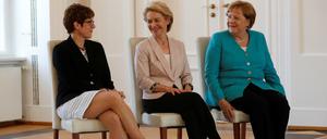 Annegret Kramp-Karrenbauer, Ursula von der Leyen und Angela Merkel