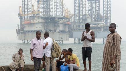 Nigeria ist eines der größten Ölförderländer weltweit. Doch bei der Bevölkerung kommt von den Erlösen kaum etwas an. Im Bild: Terminals am Hafen von Lagos.