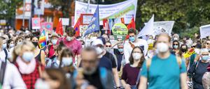 Zahllose Menschen demonstrierten am Freitag in Deutschland und auf der ganzen Welt für die Einhaltung der Pariser Klimaziele.