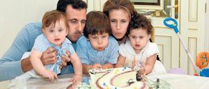 Pustekuchen. Baschar und Asma al Assad, heute 51 und 41 Jahre alt, feiern 2006 Geburtstag mit ihren Kindern Hafiz, Zein und Karim. Fotos: Camera Press