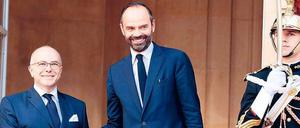 Eduard Philippe (Mitte) übernimmt das Amt des französischen Regierungschefs von seinem Vorgänger Bernard Cazeneuve. 
