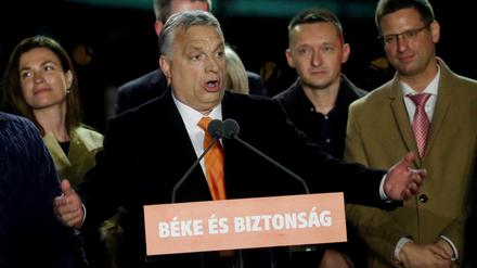 Ungarns Regierungschef Orbán spricht nach der Wahl zu seinen Unterstützern.