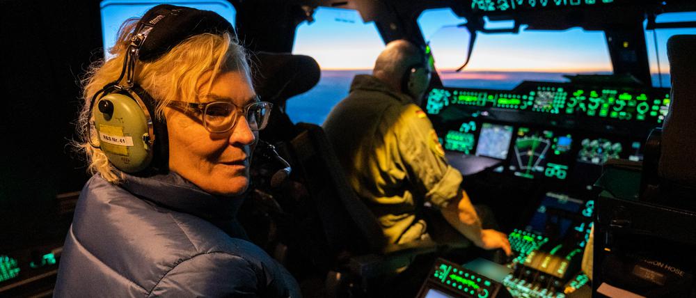 Verteidigungsministerin Christine Lambrecht (SPD) im Cockpit eines A400M-Transporters.