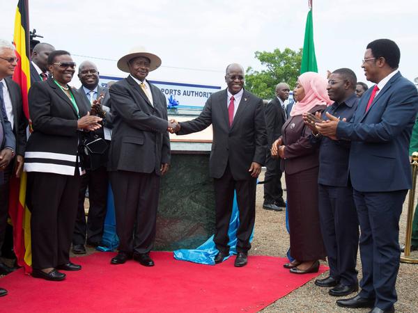 August 2017: Grundsteinlegung für den Bau der EACOP-Pipeline durch Ugandas Präsidenten Yoweri Museveni und seinen damaligen tansanischen Amtskollegen John Magufuli, der mittlerweile verstorben ist. 