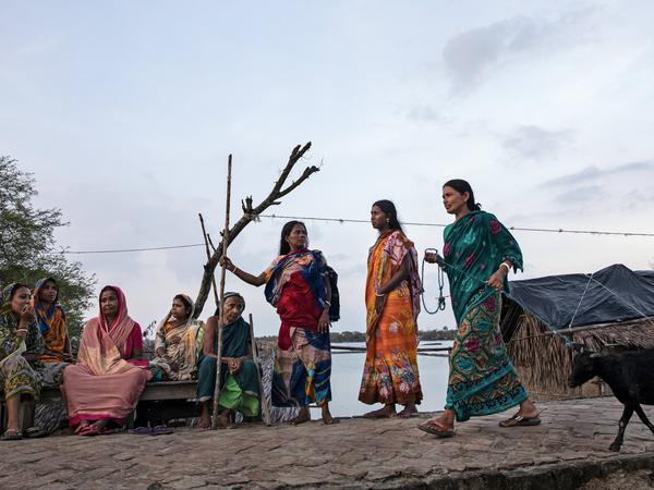 Beim Zyklon in Bangladesch kamen fünfmal mehr Frauen ums Leben als Männer, auch weil die eng gewickelten Saris sie am Schwimmen hinderten.