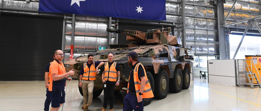 Mitarbeiter des Rheinmetall Defence Australias Military Vehicle Centre of Excellence mit einem Combat Reconnaissance Vehicle (Symbolbild)