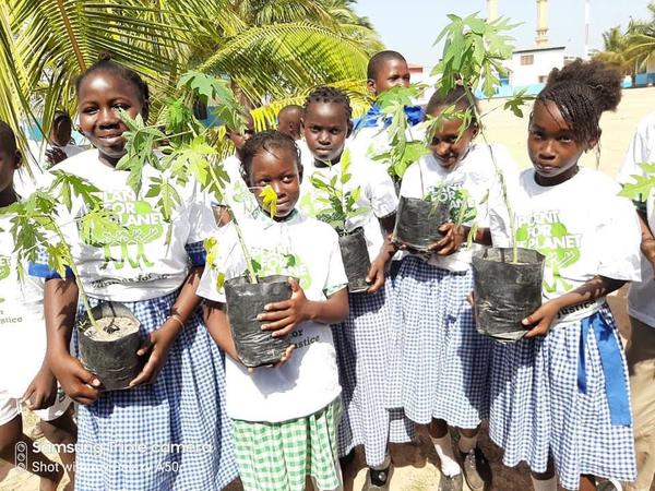 Fatou Jeng will mit der Initiative „Earth Gambia“ möglichst viele Bäume an der Küste Gambias pflanzen.