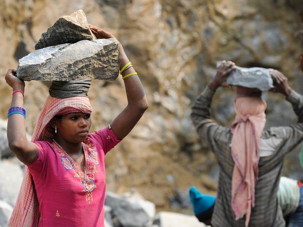 Unternehmen müssen mehr auf ihre Lieferketten achten. In Westbengalen arbeiten Menschen der untersten Kasten als billige Tagelöhner in Steinbrüchen. Auch nach Deutschland werden viele Natursteine aus Indien exportiert.
