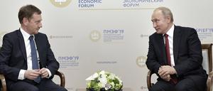 Wladimir Putin spricht zu Sachsens Ministerpräsident Michael Kretschmer (CDU), 2019 bei einem Wirtschaftsforum in St. Petersburg.