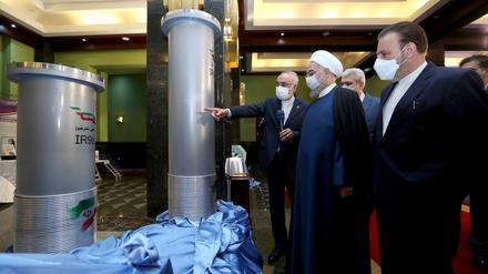 Irans Präsident Hassan Ruhani (2.v.r) mit dem Leiter der Atomenergie-Organisation des Iran, Ali Akbar Salehi (l), während des Besuchs einer Ausstellung über Irans Nukleartechnik.