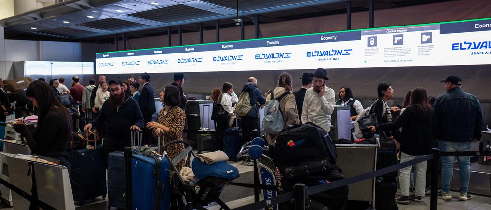 Menschen checken am 14. Oktober 2023 in New York City am Terminal 4 des Flughafens JFK für einen Flug nach Tel Aviv ein (Symbolbild).
