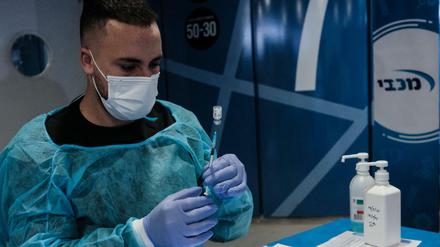 Während Israel schnell impft, sucht Deutschland nach den Ursachen für die schleppende Immunisierung.