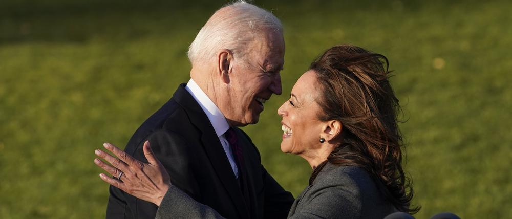 US-Präsident Joe Biden umarmt seine Stellvertreterin Kamala Harris während seiner Rede bei einer Zeremonie am Weißen Hauses. 