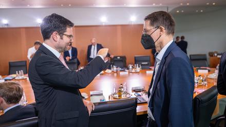 Der Entwurf von Justizminister Marco Buschmann (FDP) und Gesundheitsminister Karl Lauterbach (SPD) vor Beginn der Sitzung des Bundeskabinetts.