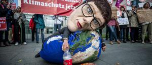 Eine Großmaske, die die CDU-Vorsitzende Annegret Kramp-Karrenbauer darstellen soll, bei einer Kundgebung, die mangelnden Klimaschutz der Union kritisiert. 