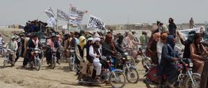 Anhänger der militant-islamistischen Taliban marschieren in der Nähe der afghanisch-pakistanischen Grenzen.