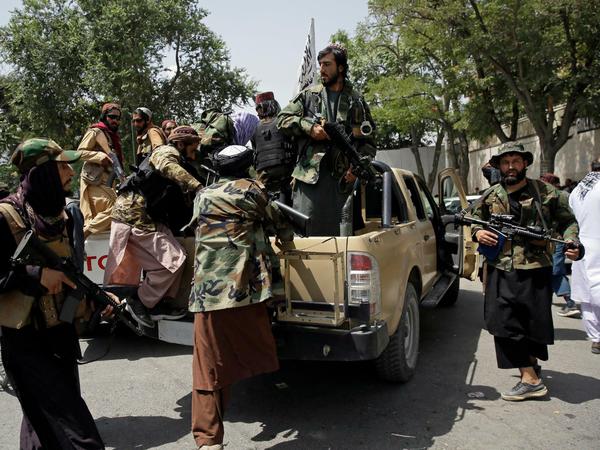 Taliban-Kämpfer patrouillieren nach ihrer Machtübernahme durch Kabul. 