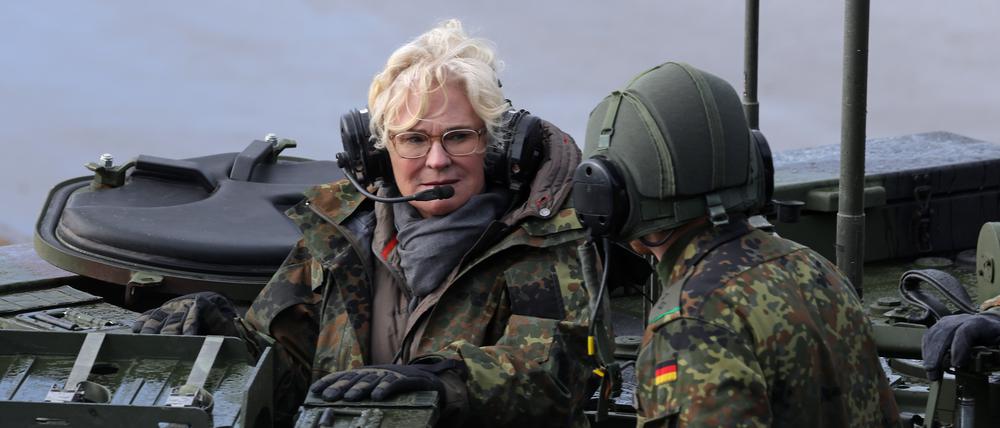 Eine Ahnung von Ernstfall - Verteidigungsministerin Christine Lambrecht (SPD) besucht das Heer.