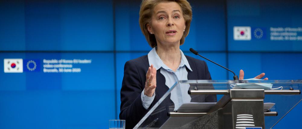EU-Kommissionschefin Ursula von der Leyen geht gegen Desinformation vor, die seit dem Beginn der Pandemie auf dem Vormarsch ist.