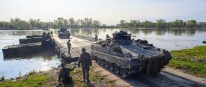 Ein Schützenpanzer "Marder" rollt von einer Schwimmschnellbrücke an Land. Die Ukraine will bis zu 100 Stück davon kaufen. 