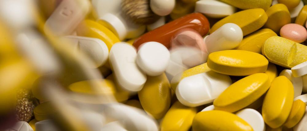 Tabletten, Kapseln und Pillen in verschiedenen Farben