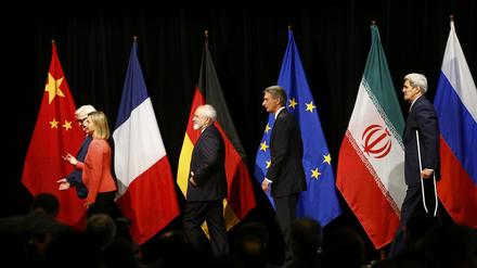 Frank-Walter Steinmeier, Federica Mogherini, Mohammad Javad Zarif, Philip Hammond und John Kerry nach dem Abkommen auf dem Weg zum gemeinsamen Foto.