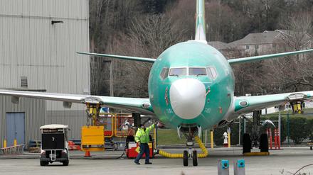 Eine Boeing 737 MAX 8 steht vor dem Boeing-Fertigungswerk in Renton in den USA. 