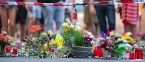 Trauerkerzen und Blumen liegen vor einem Kaufhaus in der Innenstadt, in dem ein Mann Menschen mit einem Messer attackiert hatte.